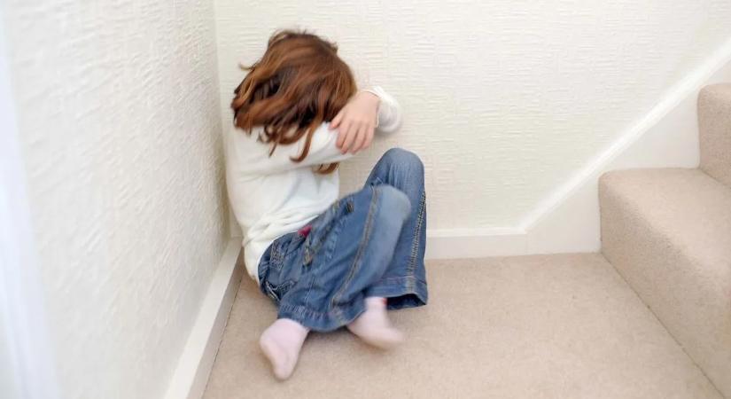 Börtönbe megy a kegyetlen nevelőanya – szörnyűségeket tett a rábízott kicsikkel