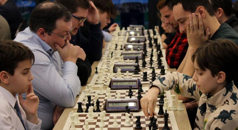 Generációk ültek egy asztalhoz: soha ennyien nem sakkoztak egyszerre Szegeden