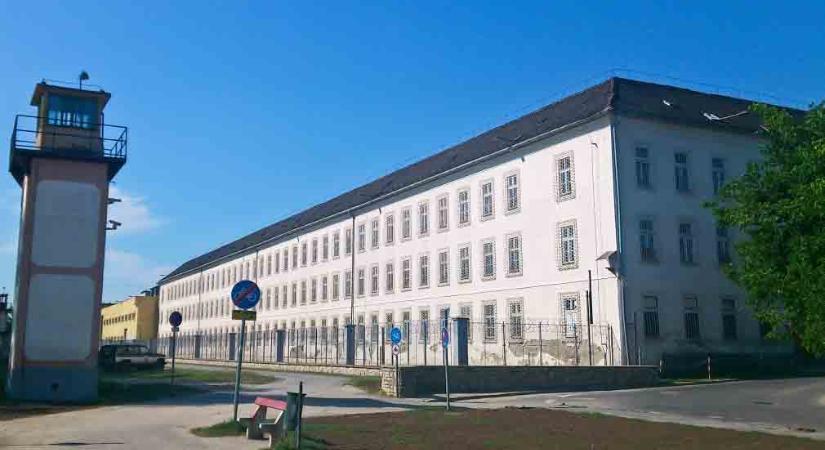 Megszökött egy rab a váci börtön elől, a rendőrség szerint a Duna-parti üdülőövezetben rejtőzködhet – fotó a cikkben