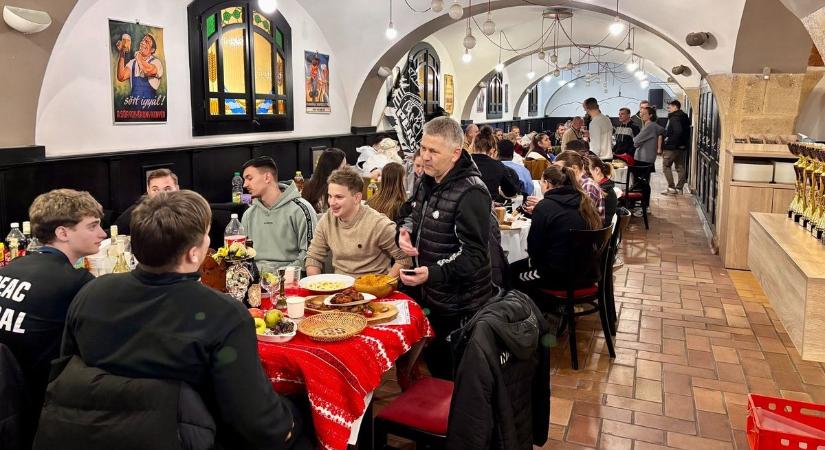 Így töltenek kolbászt a PEAC-osok