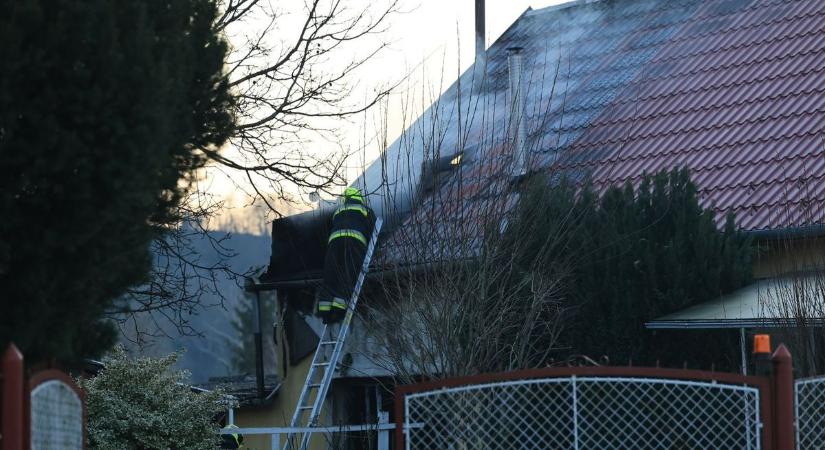 A tűz átterjedt a lakóépületre is, két mentő érkezett Sióagárdra (galéria és videó)