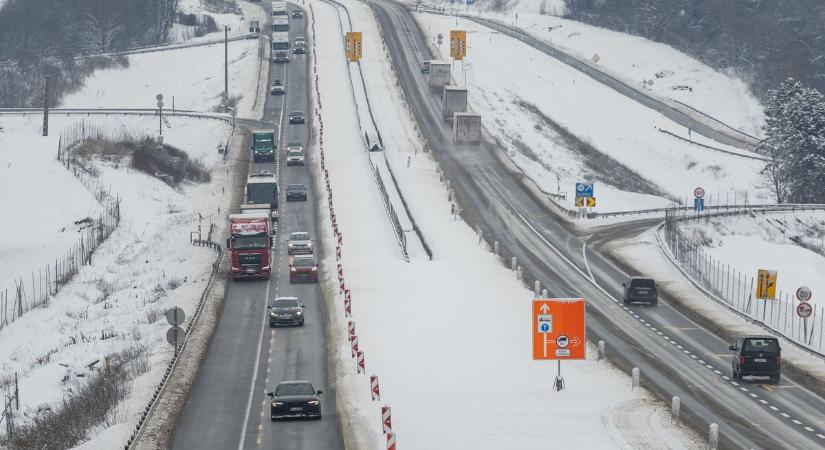 Szalagkorlátnak ütközött egy autó az M1-esen, forgalmi akadály alakult ki a pályán