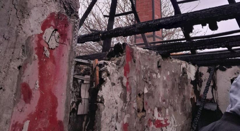 Kiderült, 4 gyerekes család háza semmisült meg Hevesben – kilátástalan a helyzet, megszólalt a polgármester