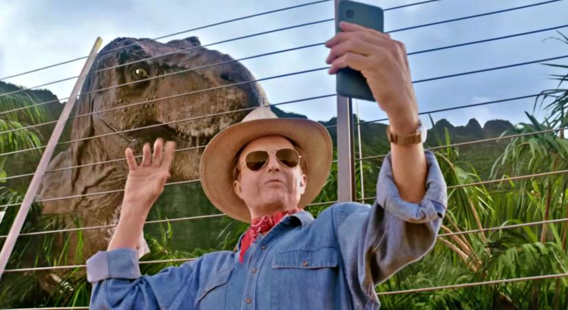 Taika Waititi rendezett egy ötletes Jurassic Park-reklámot, benne a visszatérő sztárokkal, akik egy alternatív valóságban élvezik a luxust, mert hogy nem szabadult el a dinópokol
