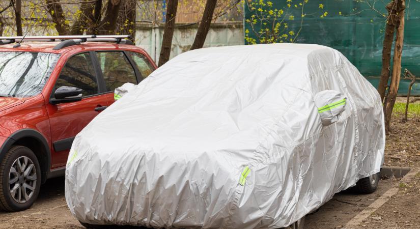 Mit tehet a parkolóőr, ha ponyvával takarod le a kocsidat?