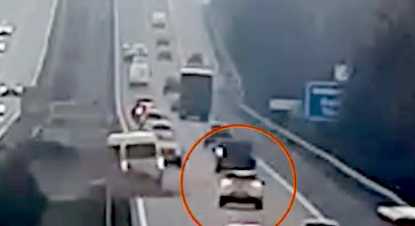 Te megálltál volna itt segítséget nyújtani? Ő nem tette!