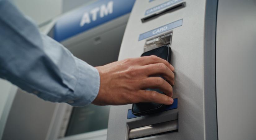 Mi lehet a hatása a 300 ezerre emelt ingyenes készpénzfelvételi limitnek?