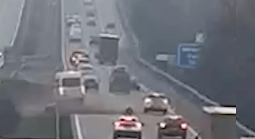 Balesetet szenvedett egy furgon az M7-esen, senki nem állt meg segíteni! (videó)