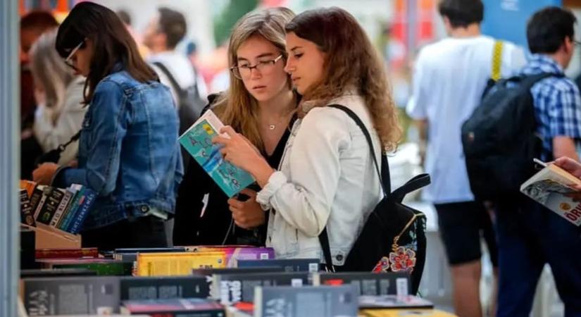 Kiderült, miért sírja könnyesre a párnáját ma az összes magyar tini – top 10 kihagyhatatlan könyv