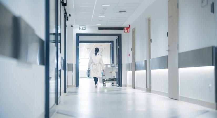 Egy 21 éves nő akár a hólyagját is elveszítheti, miután hónapokig félrediagnosztizálták