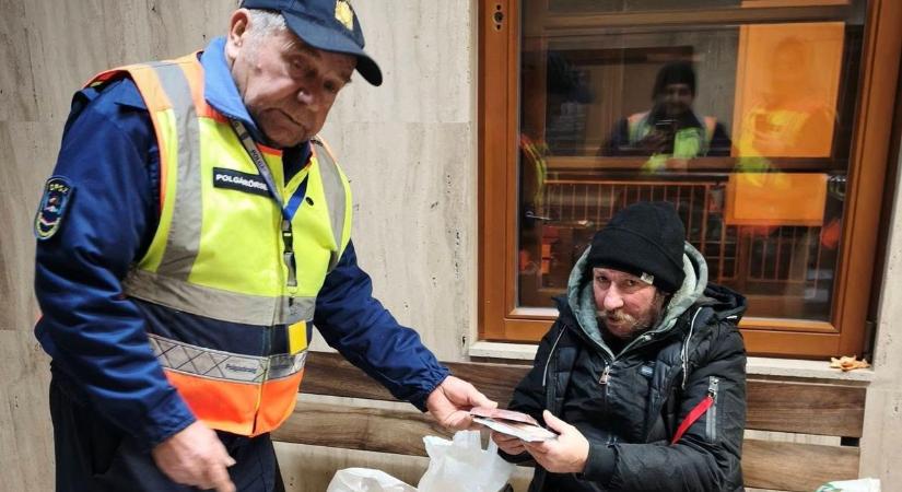 Csodás ajándékot adtak a hajléktalan férfinak a miklósi polgárőrök, őket ünnepli a város