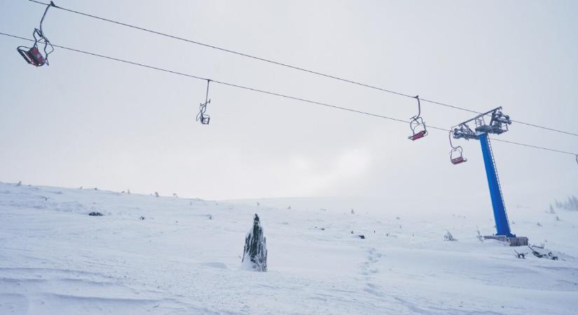 Tragédia a sífelvonón – a levegőben lógva rekedt egy 22 éves nő, nem tudták megmenteni