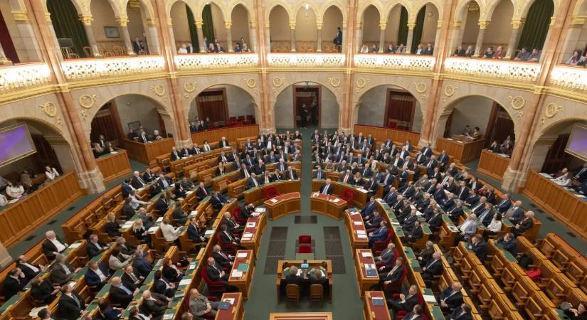 Kivonult a Fidesz: Bojkottálták a rezsistopról szóló rendkívüli ülést