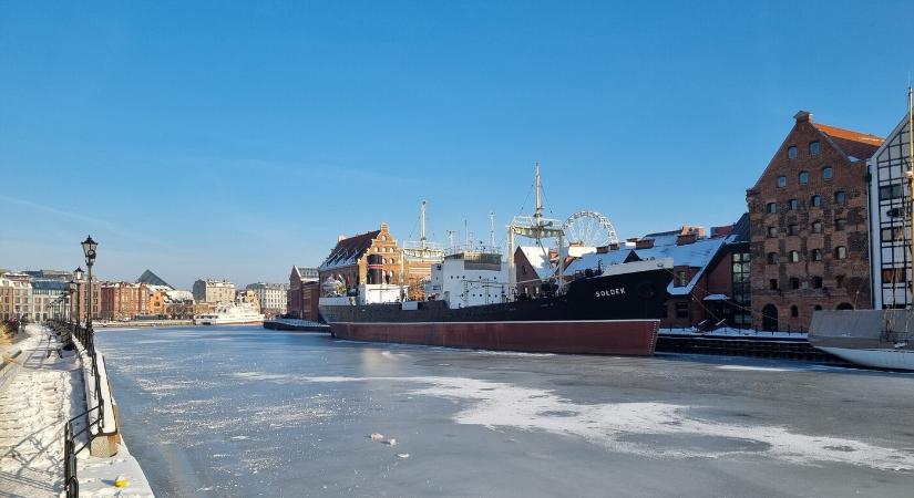 Lengyelországban a fagyos időben több ezer háztartás maradt áram és fűtés nélkül
