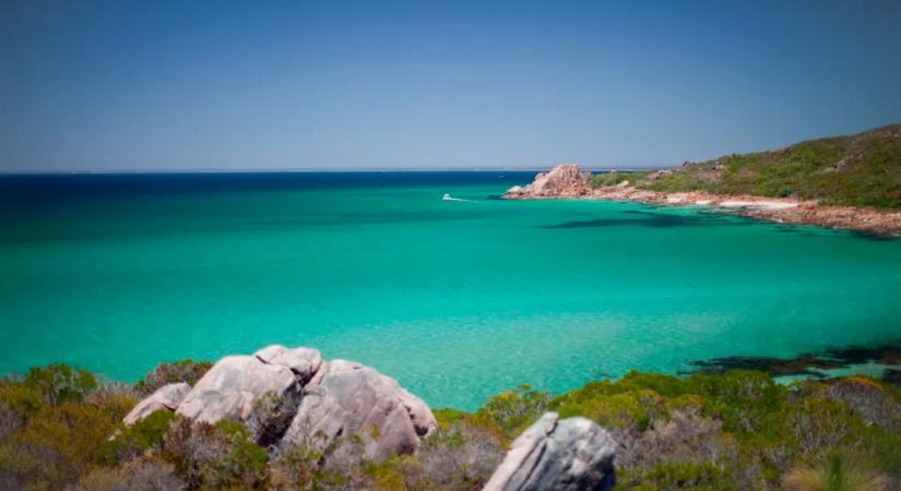 Négy órát úszott a viharos tengerben a 13 éves fiú, hogy megmentse az anyját és a testvéreit