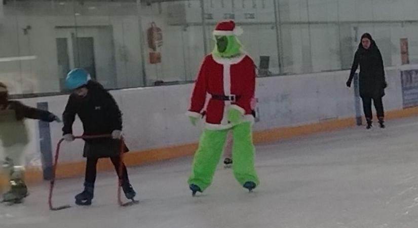 A Grincs is korcsolyát húzott, Ajkán rótta a köröket videó
