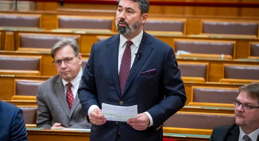 Hidvéghi Balázs a DK-nak: Jakab Péter lengethetett volna még krumplit a Parlamentben