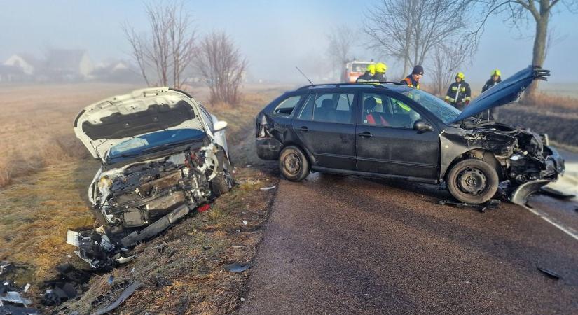 Tömegével ütköztek az autók Hevesben, buszt és felborult kamiont is mentett a katasztrófavédelem