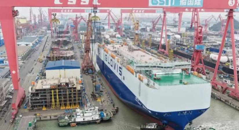 Kína vízre bocsátotta a világ eddigi legnagyobb, 14 fedélzetet használó autószállító hajóját