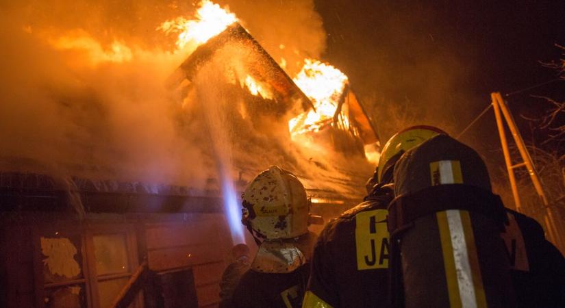 Három vízsugár kellett a lángok megfékezéséhez a szegedi Harcsa utcában