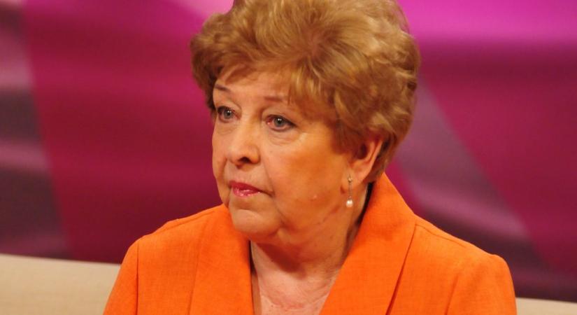 Pokoli fájdalmai vannak Pásztor Erzsinek: az előadásait is le kellett mondani