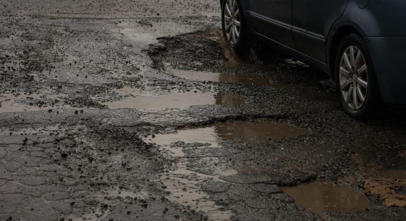 Átlagosan az útkárok felét fizetik az útkezelők