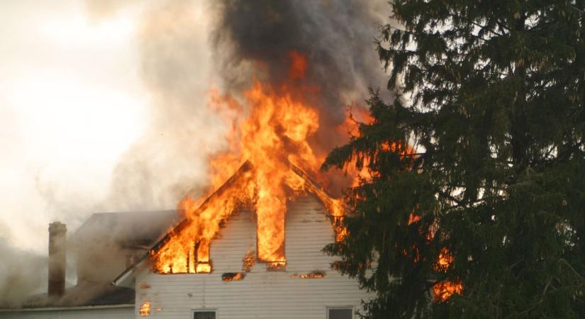 A lángok közé lépett, amikor már ketyegett az idő Apátiban