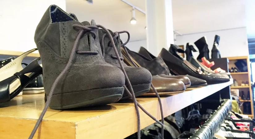 Meglátta a luxuscsizma árát a turkálóban a nő és eleredtek a könnyei