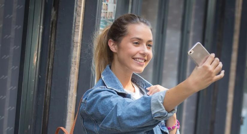 Forró látvány: félmeztelenül fotózták le az ágyban Rubint Rellát