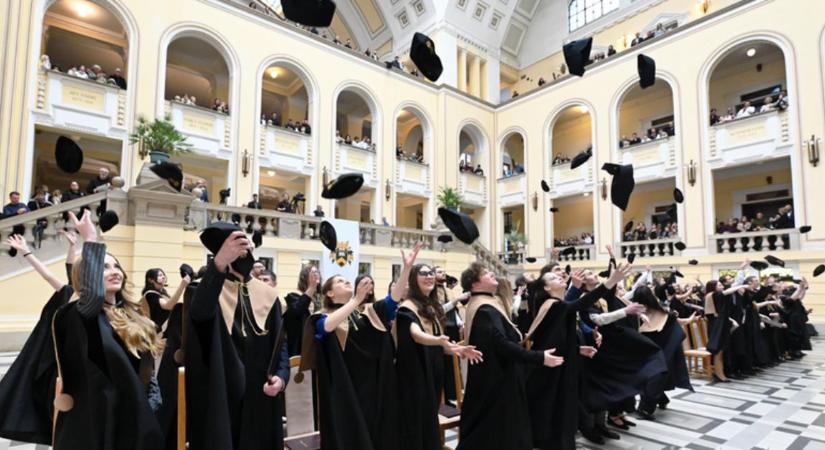 Csaknem száz bölcsész vette át diplomáját a Debreceni Egyetemen