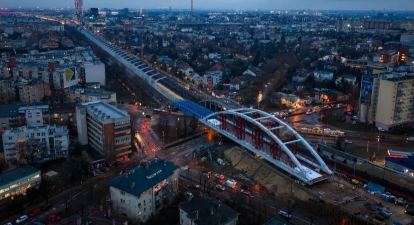 1400 tonnás vasúti acélhidat tolnak a helyére a Bartók Béla úton