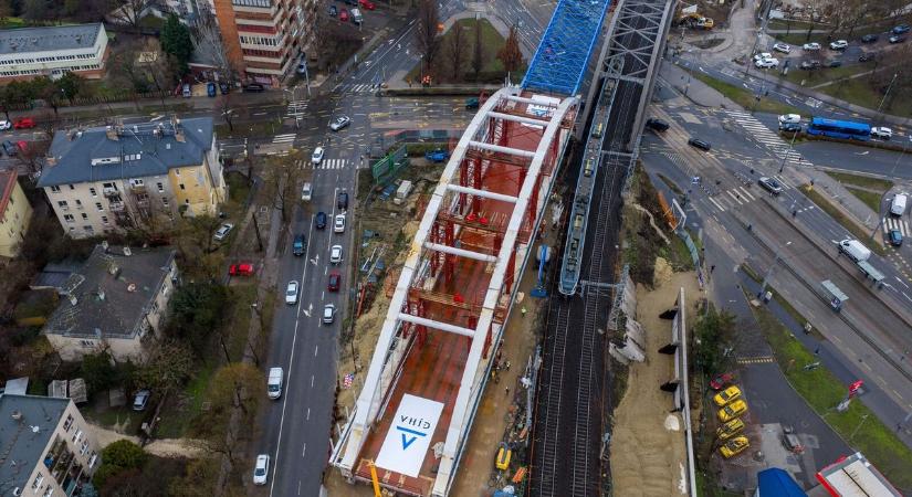 1400 tonna mozgásban: elkezdték a Déli Körvasút eddigi legnagyobb hídszerkezetének helyére illesztését (FOTÓ)