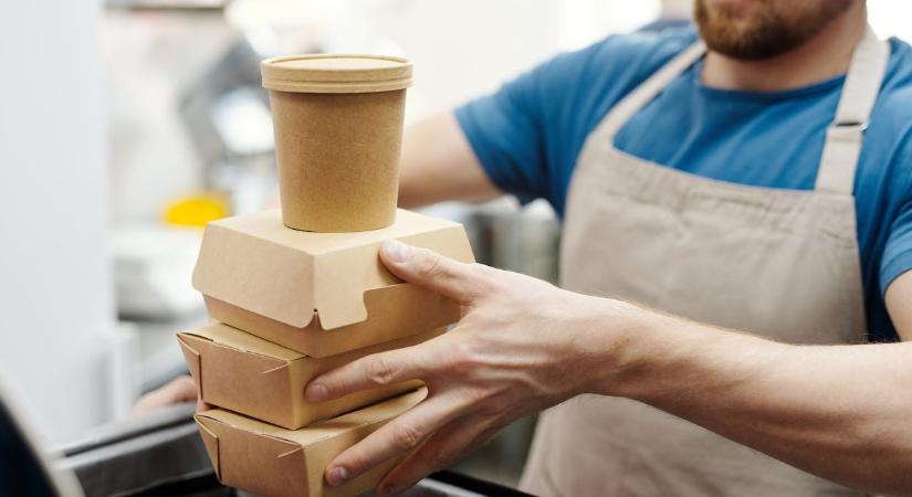 Változnak az ételszállítás szabályai: jönnek a többször használatos csomagolások