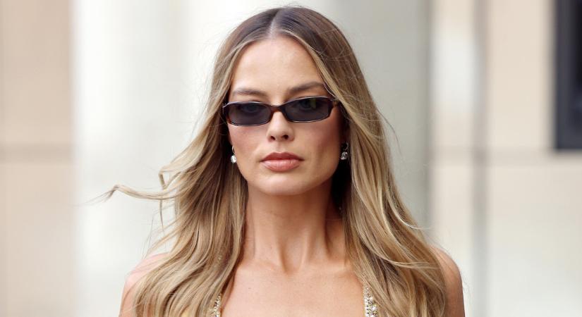Margot Robbie bemutatja: a fekete blézer helyett ez a kényelmes, mégis stílusos darab lehet 2026-ban a nagy kedvenced