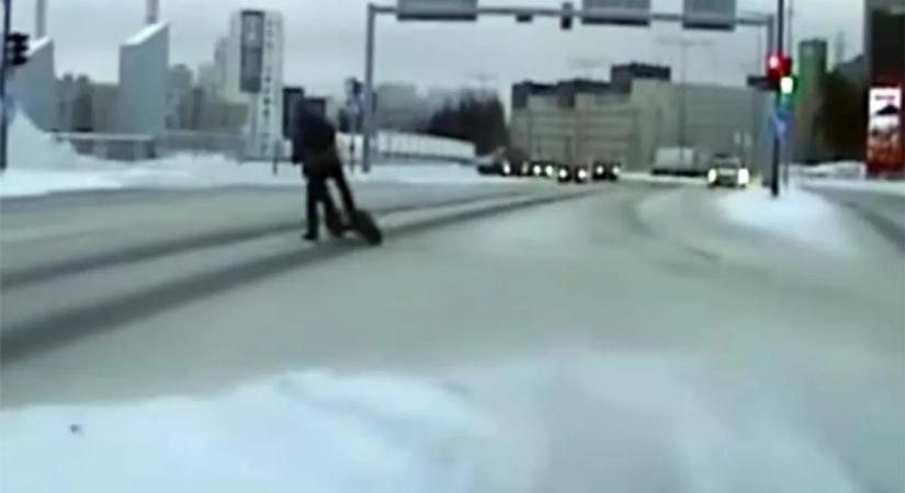 A rendőrök orra előtt esett pofára a rolleres, nem akármilyen büntetést kapott