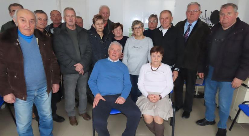 43 év után elköszönt az orvos házaspár, betegeik meglepetéssel búcsúztak tőlük - videók, fotók