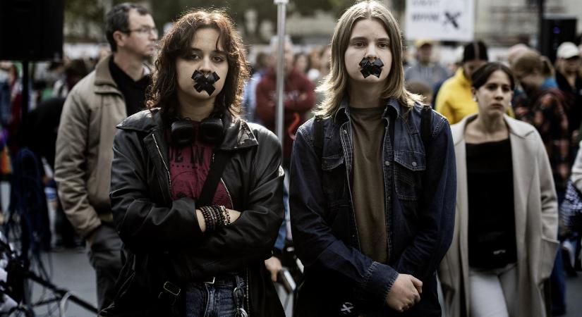 Politikai blöffnek tűnik a „Tedd le a terhed!” program, a rendőrség nem gyűjt adatokat arról, hány jelzés érkezett gyermekvédelmi bántalmazásról