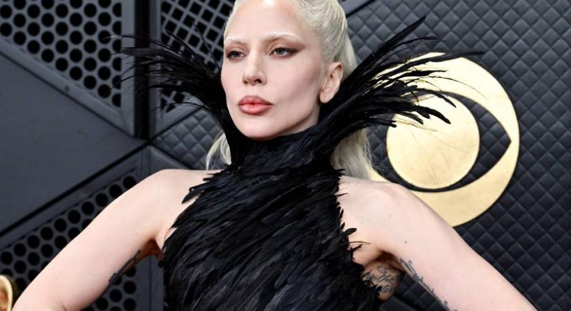 Lady Gaga így csókolta jóképű vőlegényét a Grammy-gálán: Michael is elkísérte a díjátadóra