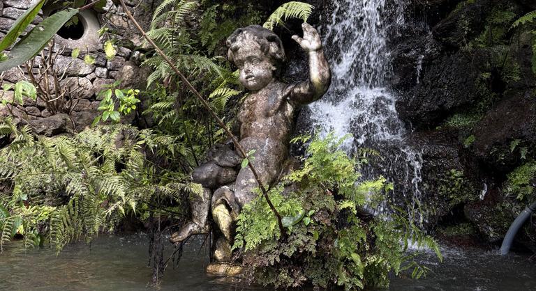 Ebben a turistaparadicsomban mindenki ugyanazt a testrészt simogatja