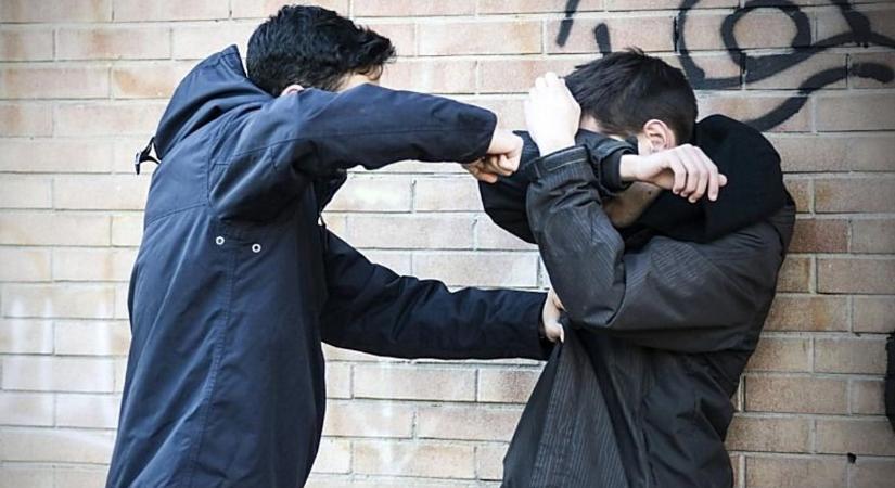 Megvertek, megharaptak és halálosan megfenyegettek egy fiút egy pápai játszótéren