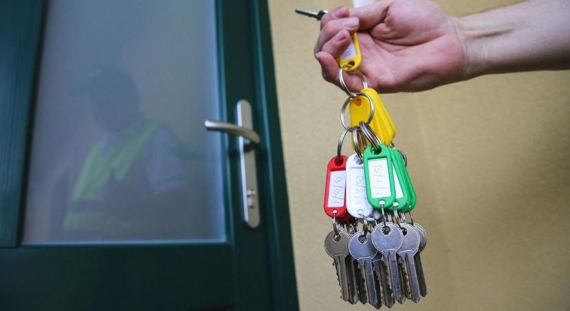 A Kádár-korszakot idézi a szolnoki albérlet, az égieket emlegetik a vevők