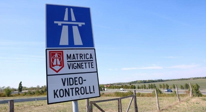 Figyelem autósok! Lejárt a tavalyi autópálya-matrica, mutatjuk a 2026-os árakat!