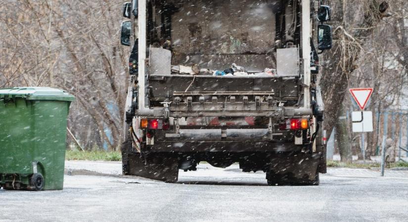 Kukásautó présében aludt egy hidegtől menekülő hajléktalan, majd beindult a gép