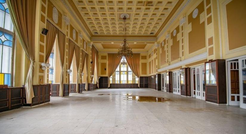 Urbex videó: így néz ki most belülről a húsz éve bezárt Savaria Nagyszálló