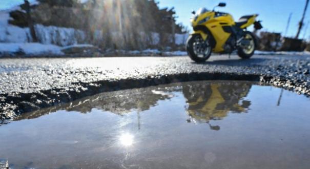 Mit (ne) tegyél, ha a kátyú kárt tesz az autódban, motorodban?