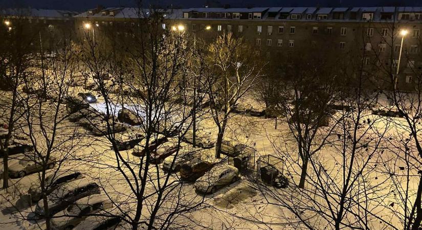 Dunaújváros ismét fehérbe öltözött – télies útviszonyok várják az útnak indulókat (videóval, galériával)