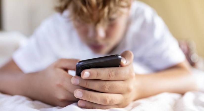 Újabb országban tilthatják el a fiatalokat a közösségi médiától