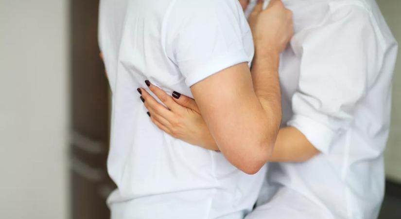 "Lélegzetelállító" szex: a saját anyjáért hagyta el a feleségét ez a férfi