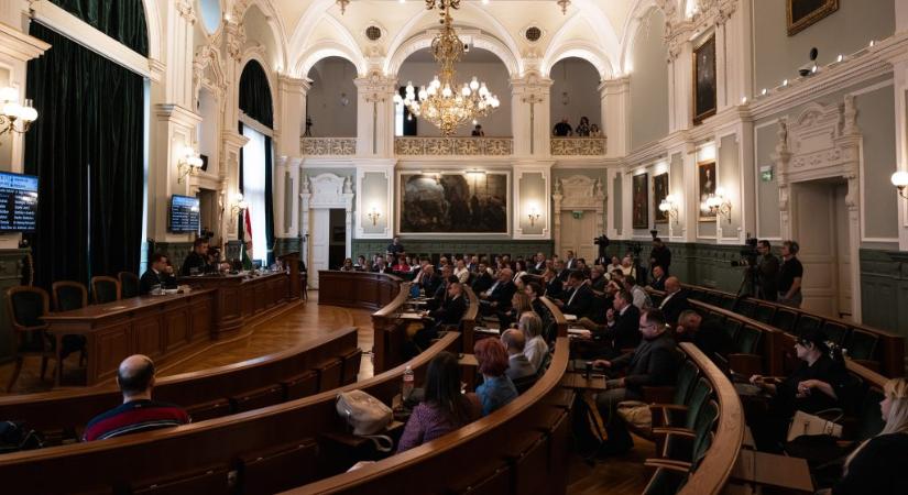 Bombát robbantott Pintér Bence: 1,7 milliárd forint eltűnésére hivatkozva a győri közgyűlés feloszlatását kezdeményezi