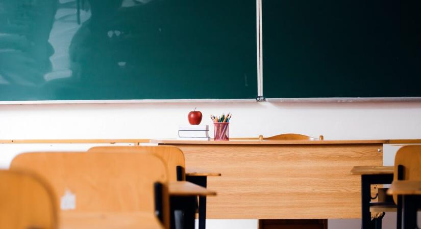 Letartóztattak egy fiatal tanárt, miután megütött egy 10 éves diákot az órán hétfő délelőtt